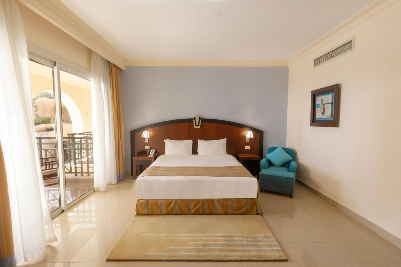 Stella Di Mare Beach Hotel & Spa Sharm el-Sheikh Bagian luar foto A bedroom at the hotel