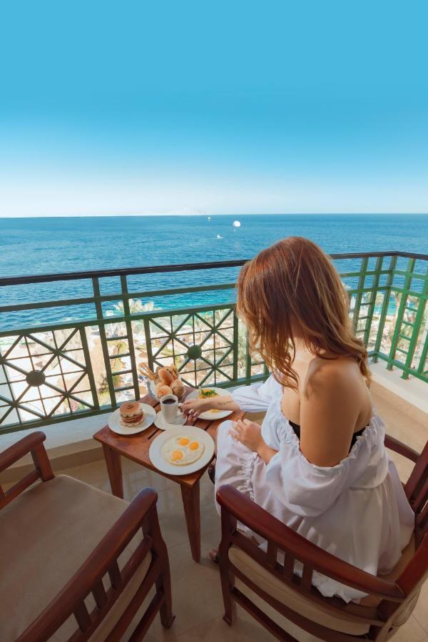 Stella Di Mare Beach Hotel & Spa Sharm el-Sheikh Bagian luar foto A woman on a balcony