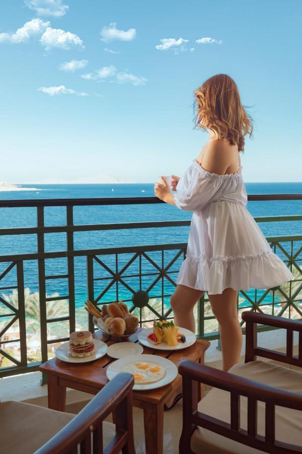 Stella Di Mare Beach Hotel & Spa Sharm el-Sheikh Bagian luar foto A woman wearing a sun dress