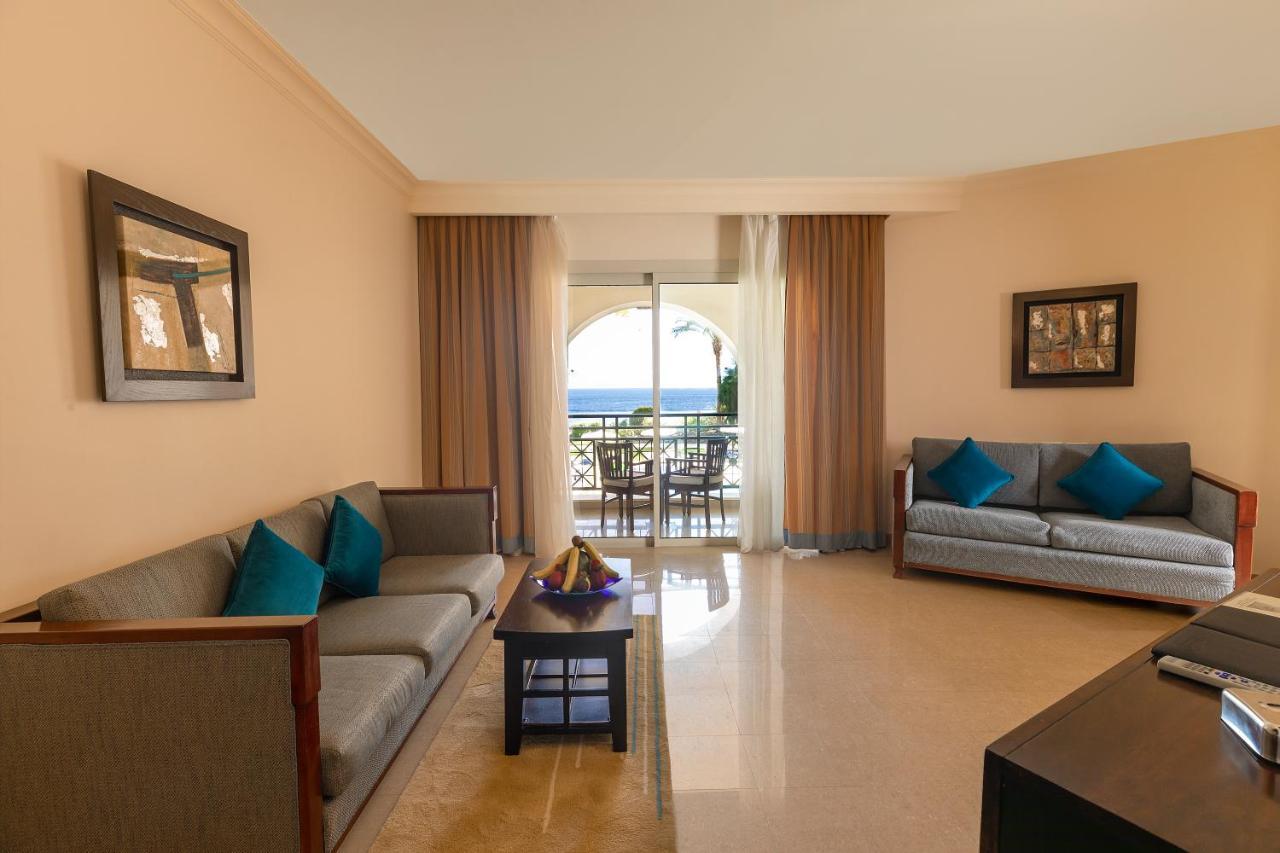 Stella Di Mare Beach Hotel & Spa Sharm el-Sheikh Bagian luar foto A living room in a suite at the Hilton Sharm El Sheikh Resort