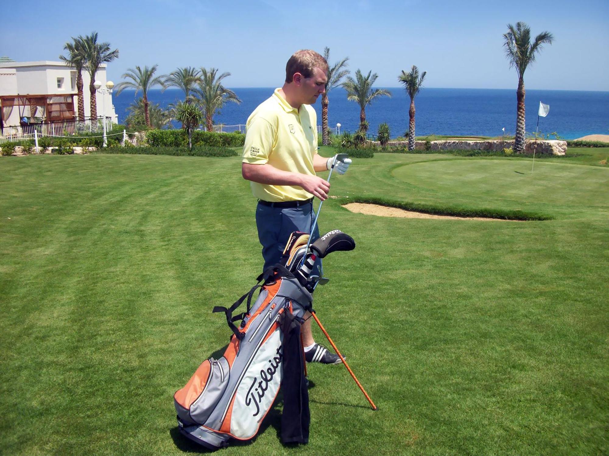 Stella Di Mare Beach Hotel & Spa Sharm el-Sheikh Bagian luar foto Golf player with a golf bag
