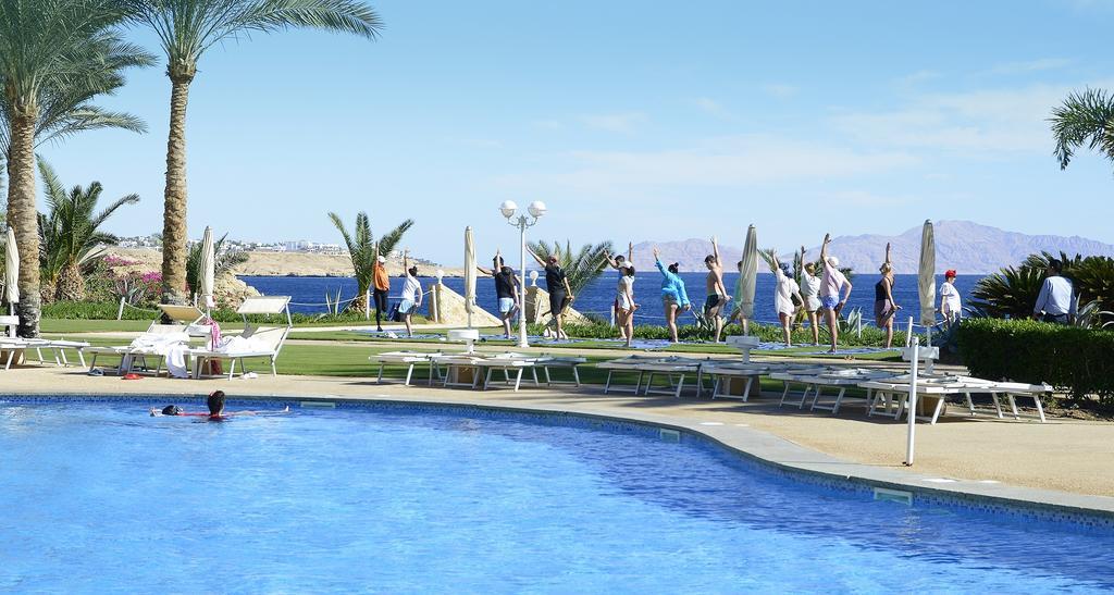 Stella Di Mare Beach Hotel & Spa Sharm el-Sheikh Bagian luar foto A group of tourists exercising at a resort in Egypt