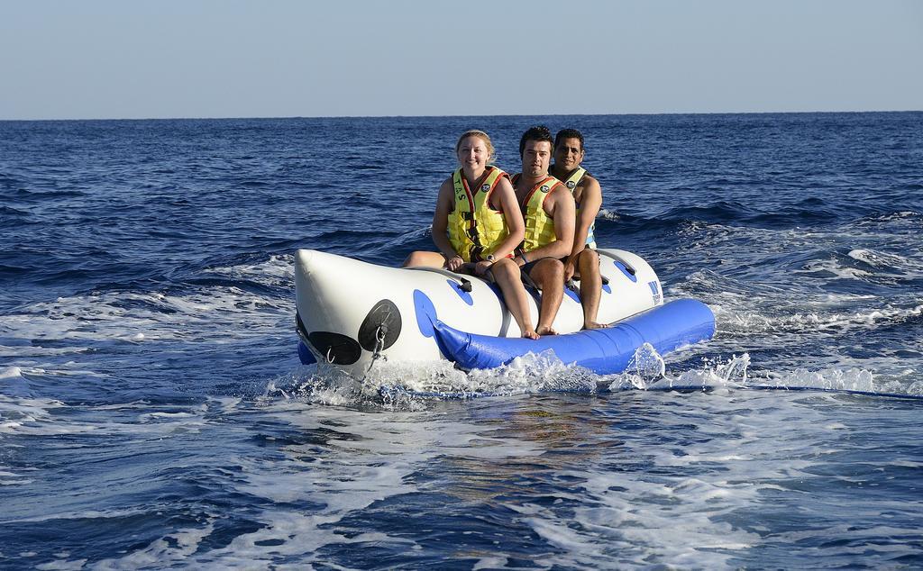 Stella Di Mare Beach Hotel & Spa Sharm el-Sheikh Bagian luar foto A banana boat